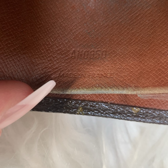 1990 authentic Louis Vuitton compact Elise wallet - scar blemish on front - Picture 10 of 16